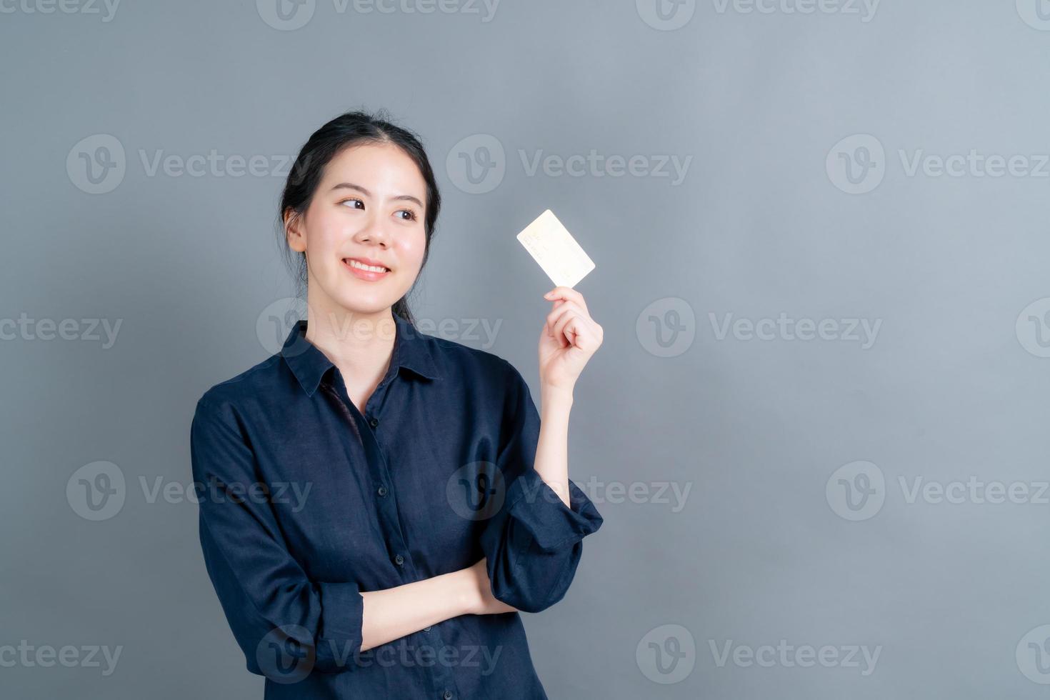 retrato, de, un, encantador, joven, mujer asiática, actuación, tarjeta de crédito foto