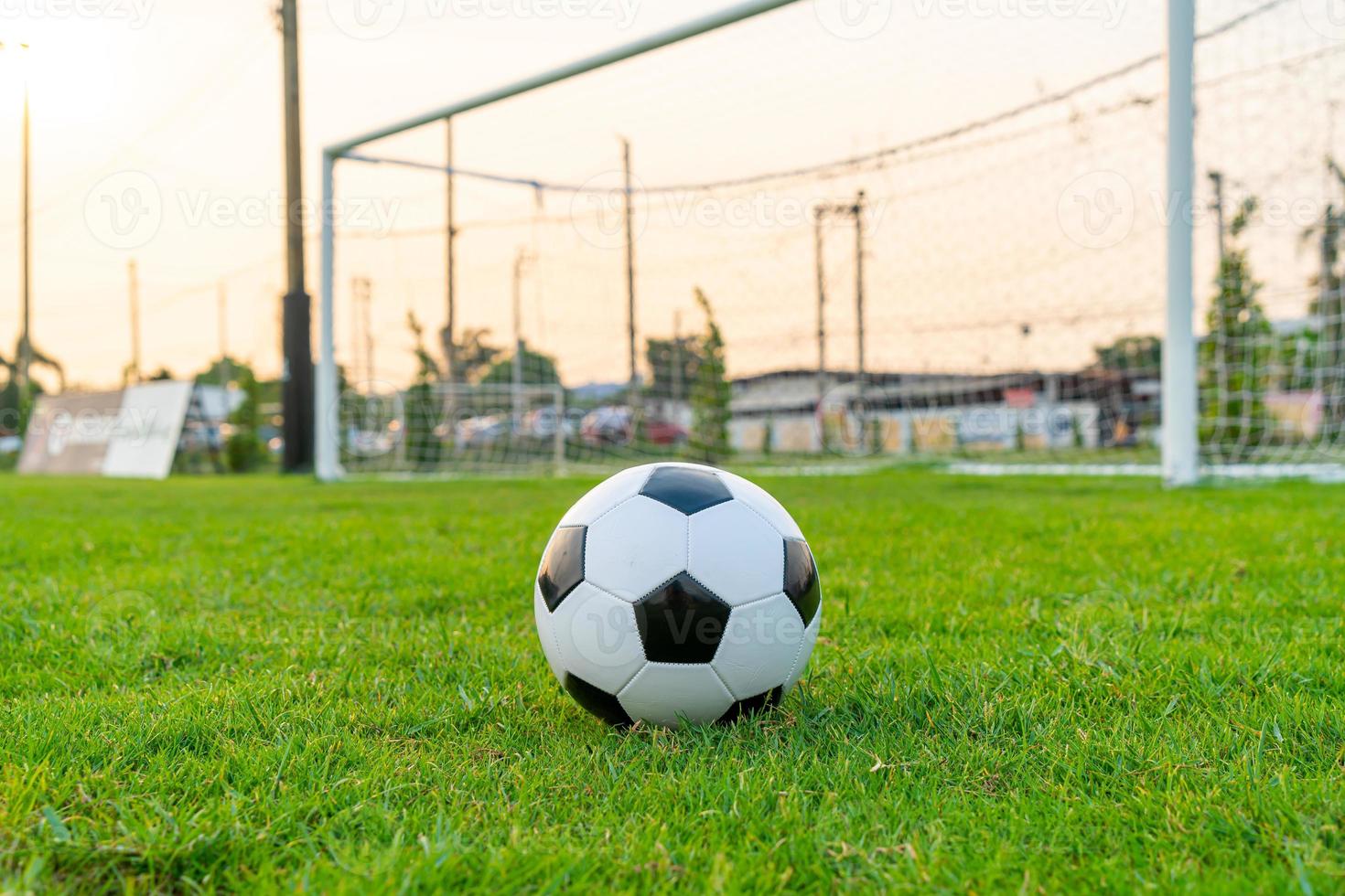 balón de fútbol en el campo de pelota foto