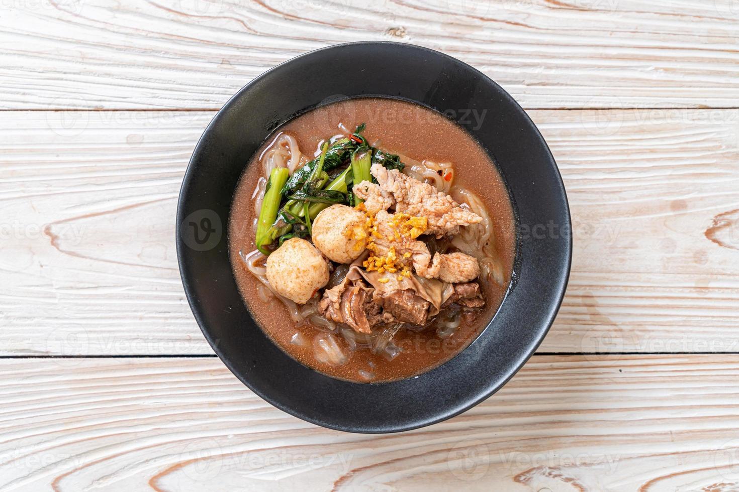 sopa de fideos de arroz con cerdo guisado foto