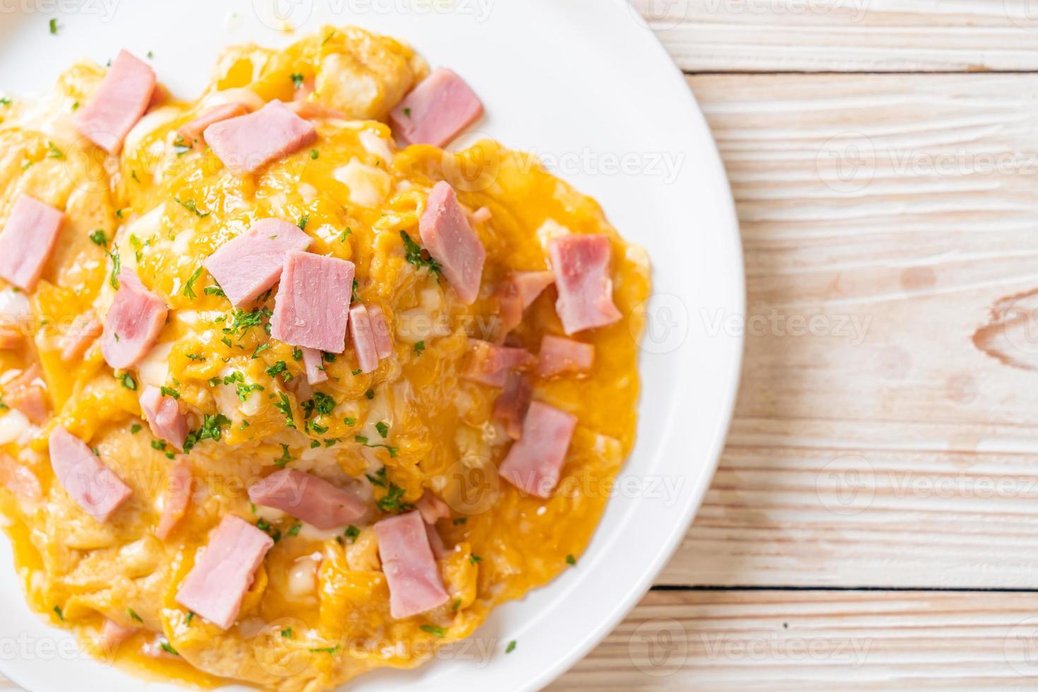 tortilla cremosa con jamón sobre arroz foto