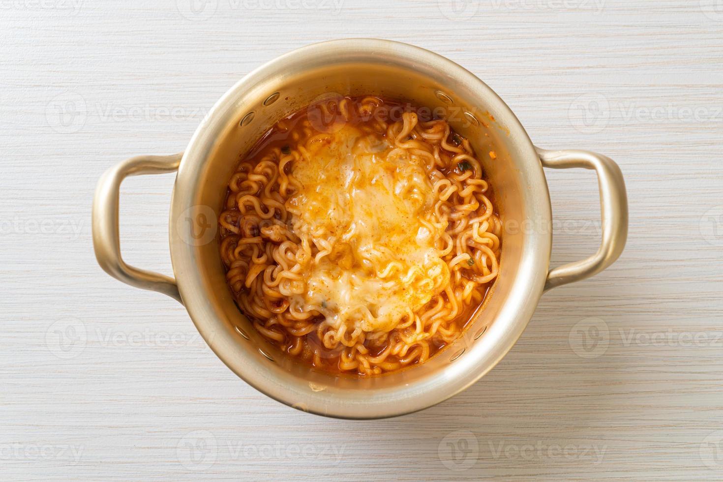 fideos instantáneos picantes coreanos con queso foto