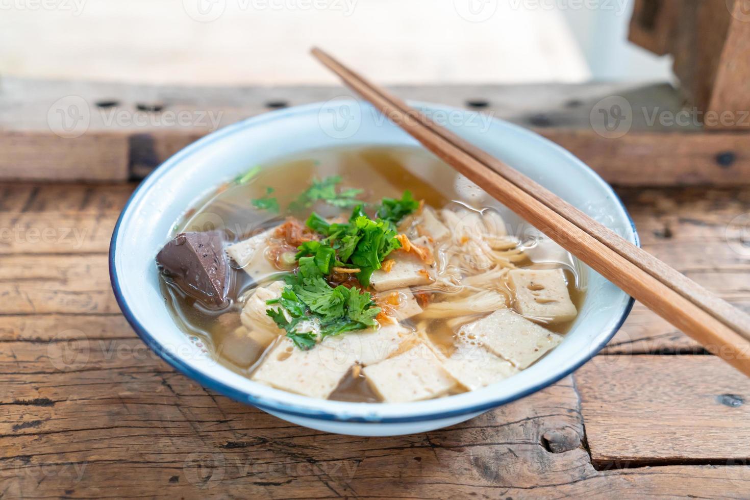 sopa de fideos de arroz vietnamita con cerdo y pollo foto