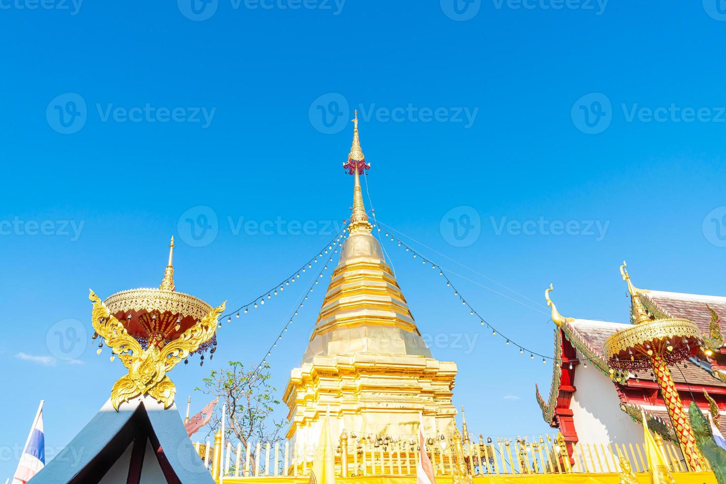 wat phra that doi kham - templo de la montaña dorada foto