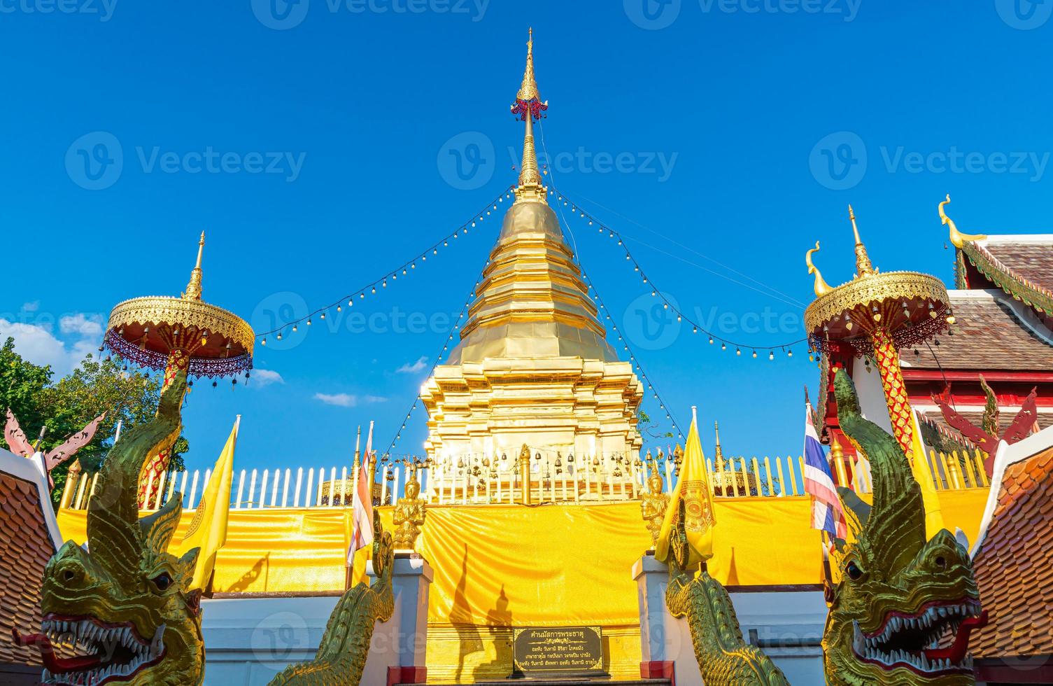 wat phra that doi kham templo de la montaña dorada foto