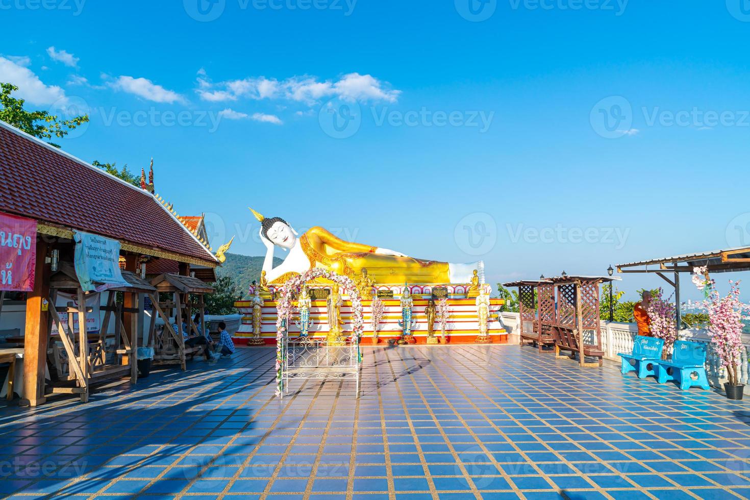 chiang mai, tailandia - 6 de diciembre de 2020 - vista del templo dorado de wat phra that doi kham en chiang mai, tailandia. este templo está encaramado en la colina doi kham foto