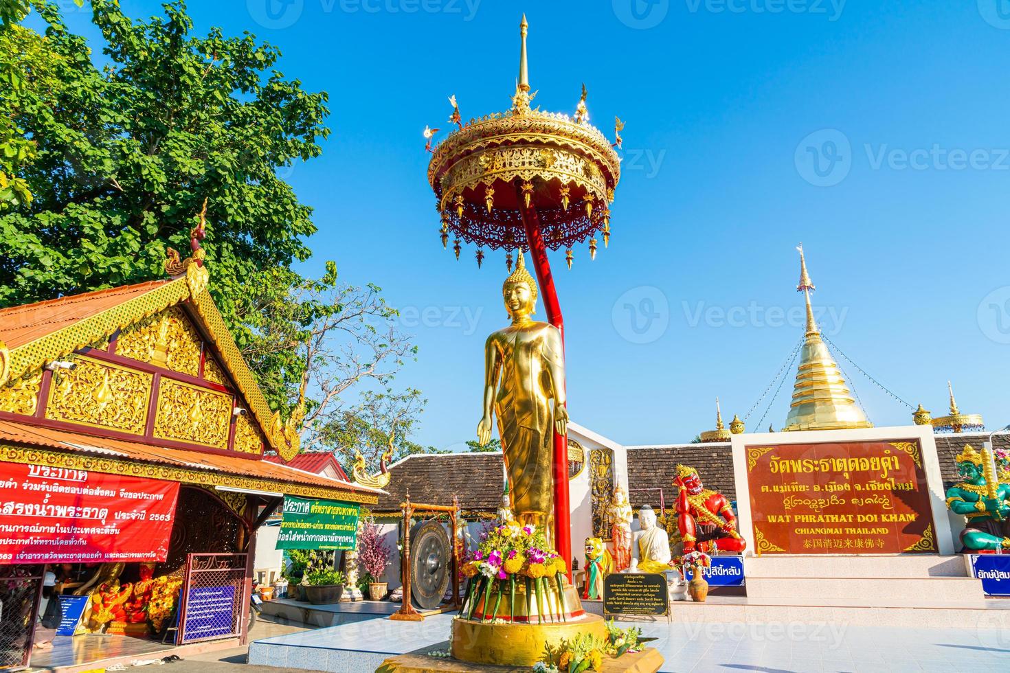 wat phra that doi kham templo de la montaña dorada foto