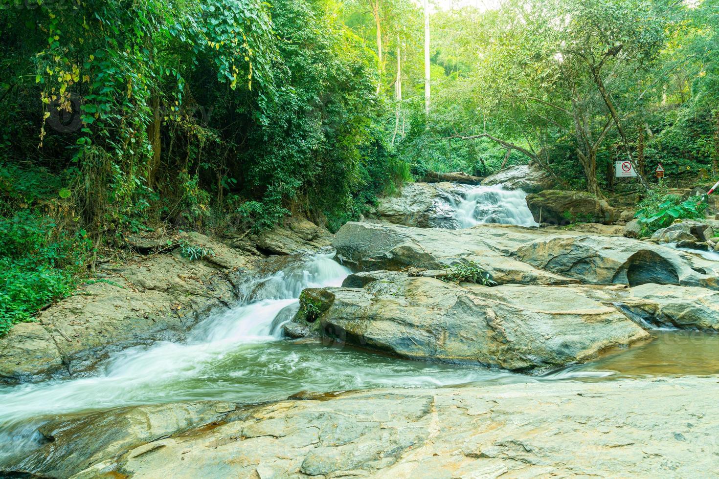 cascada de mae sa en tailandia foto