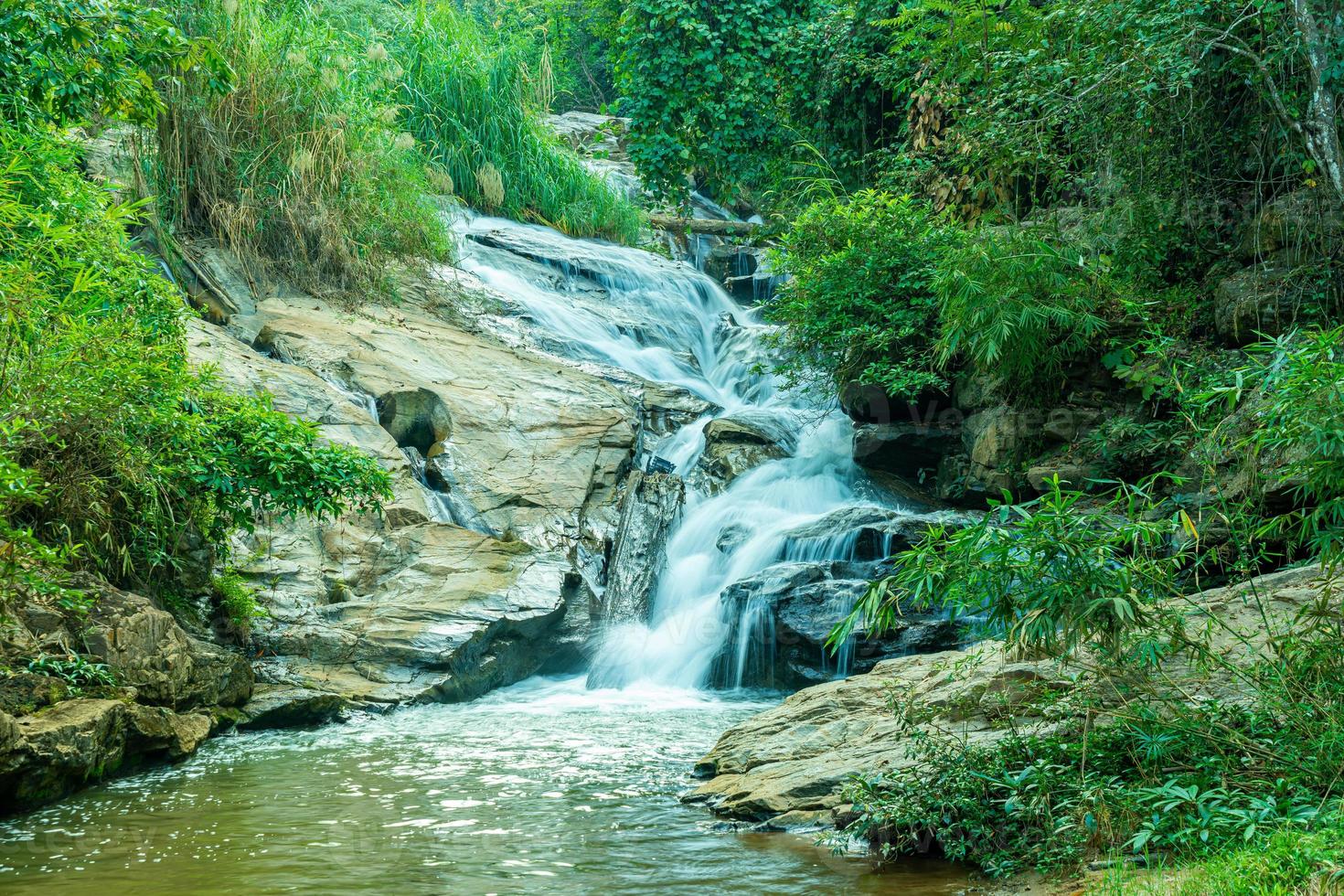 cascada de mae sa en tailandia foto