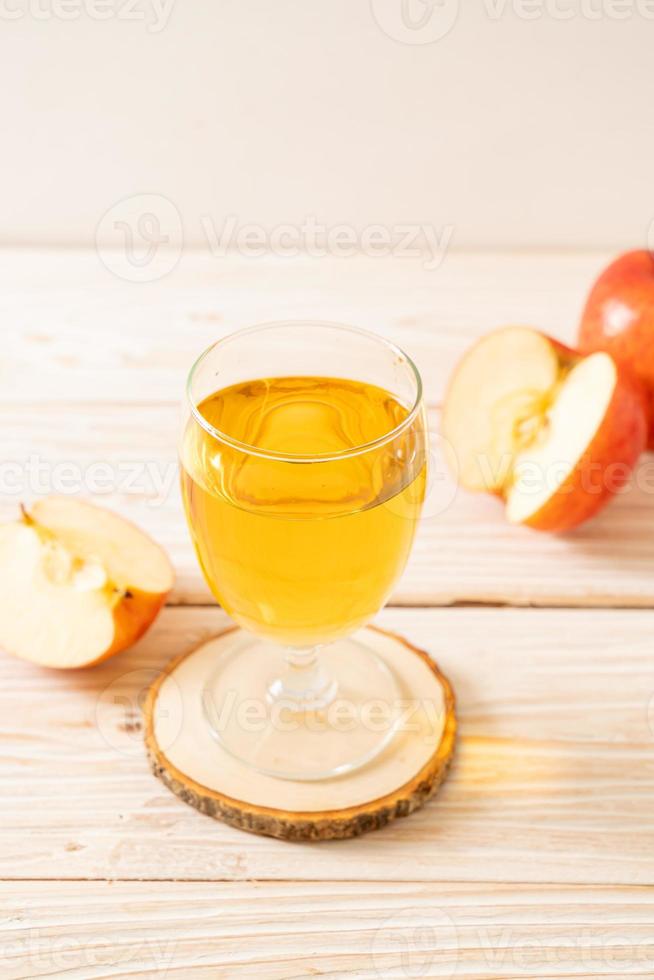 jugo de manzana con frutas de manzanas rojas foto