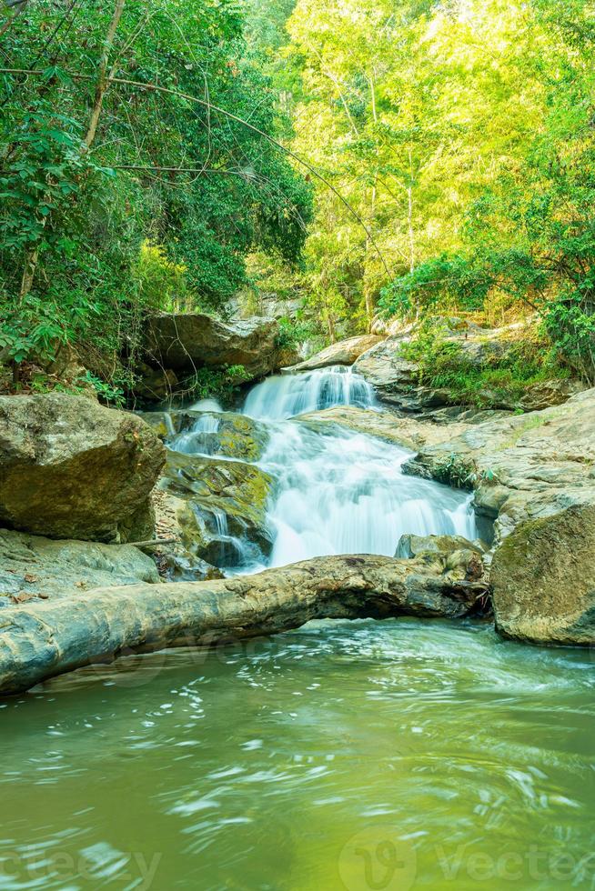 cascada de mae sa en tailandia foto