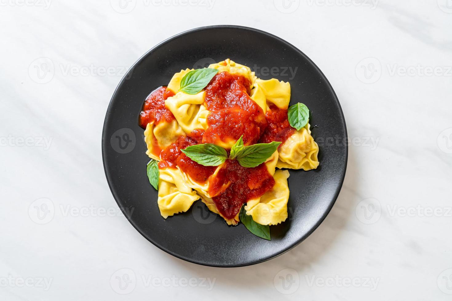 pasta tortellini italiano con salsa de tomate foto