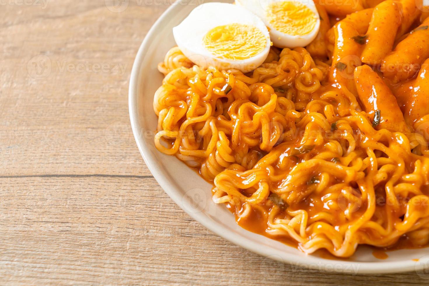 rabokki o ramen o fideos instantáneos coreanos y tteokbokki en salsa coreana picante foto