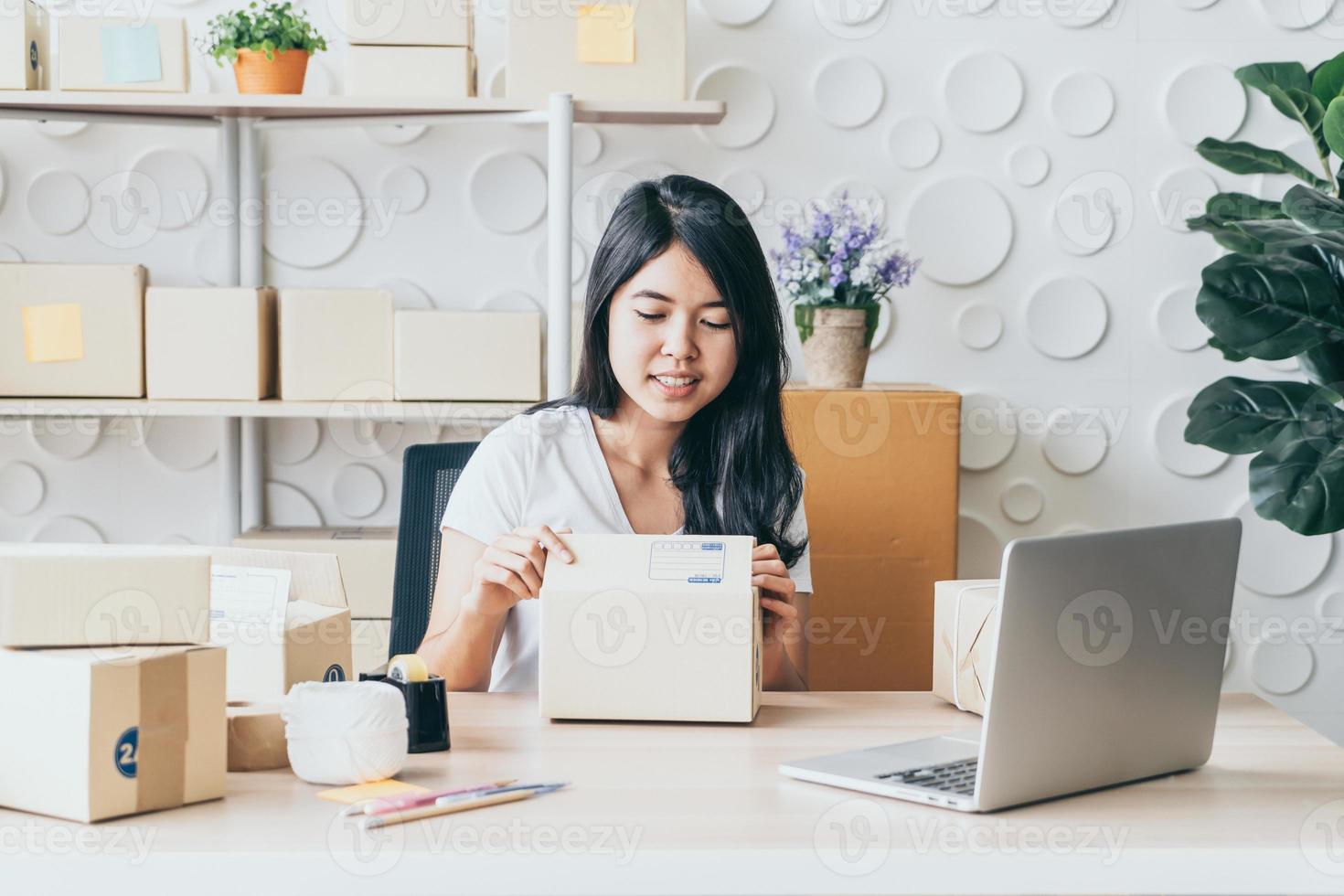 Poner en marcha una pequeña empresa emprendedora o una mujer independiente que trabaja en casa foto