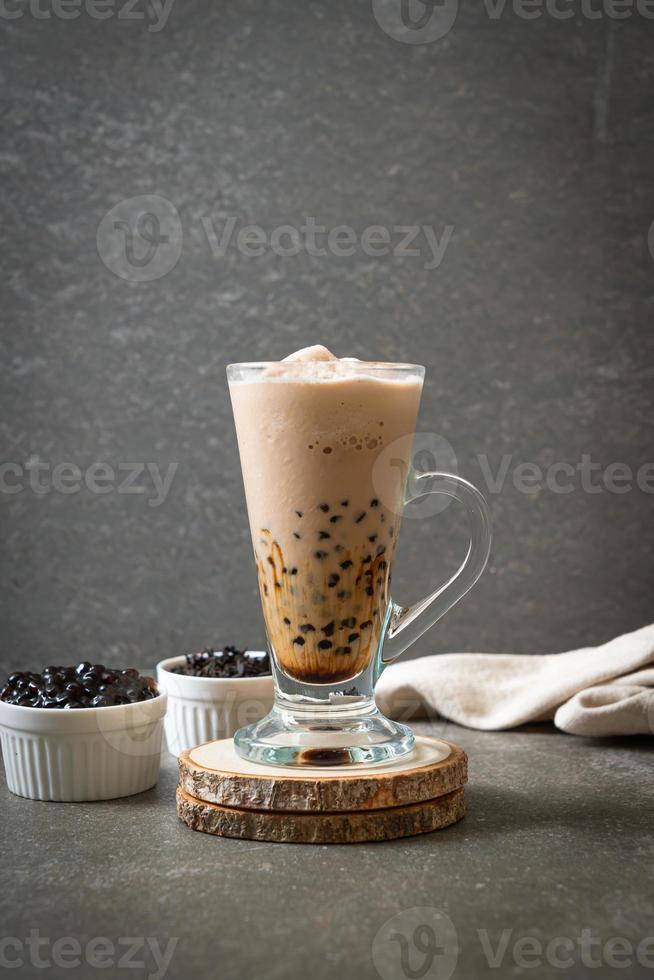 té con leche de taiwán con burbujas foto