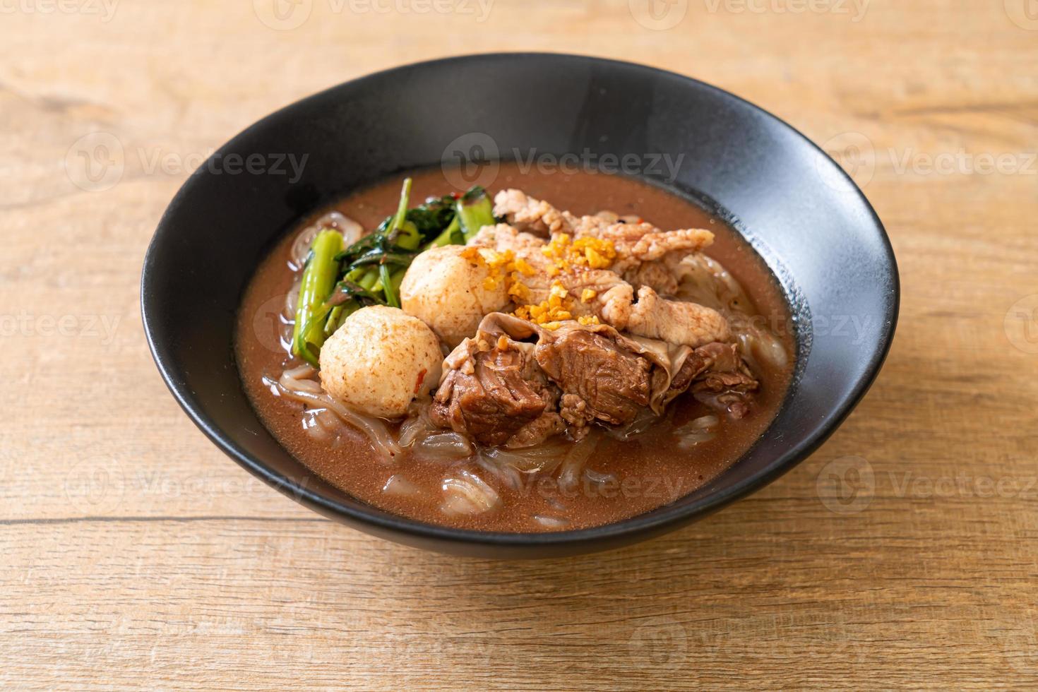 sopa de fideos de arroz con cerdo guisado foto