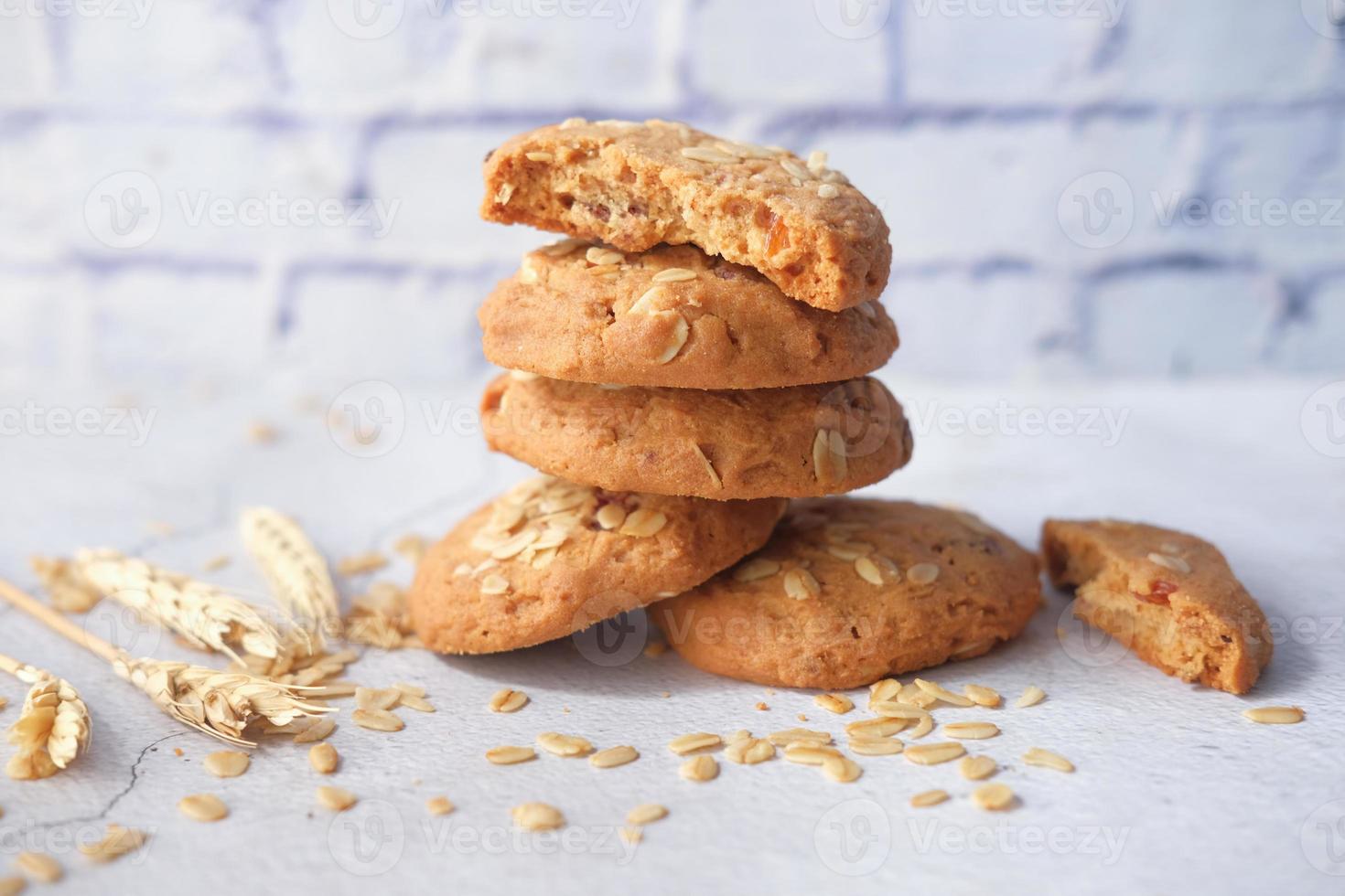 Pila de galletas de chocolate sobre fondo de madera foto