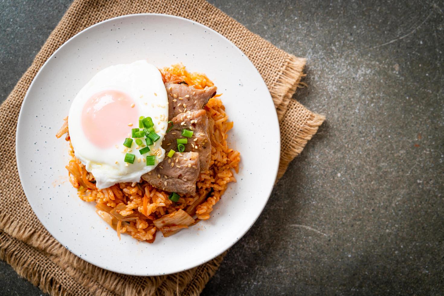 arroz frito con kimchi con huevo frito y cerdo foto