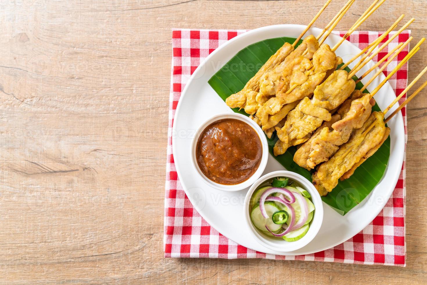 satay de cerdo: cerdo a la parrilla servido con salsa de maní o salsa agridulce foto