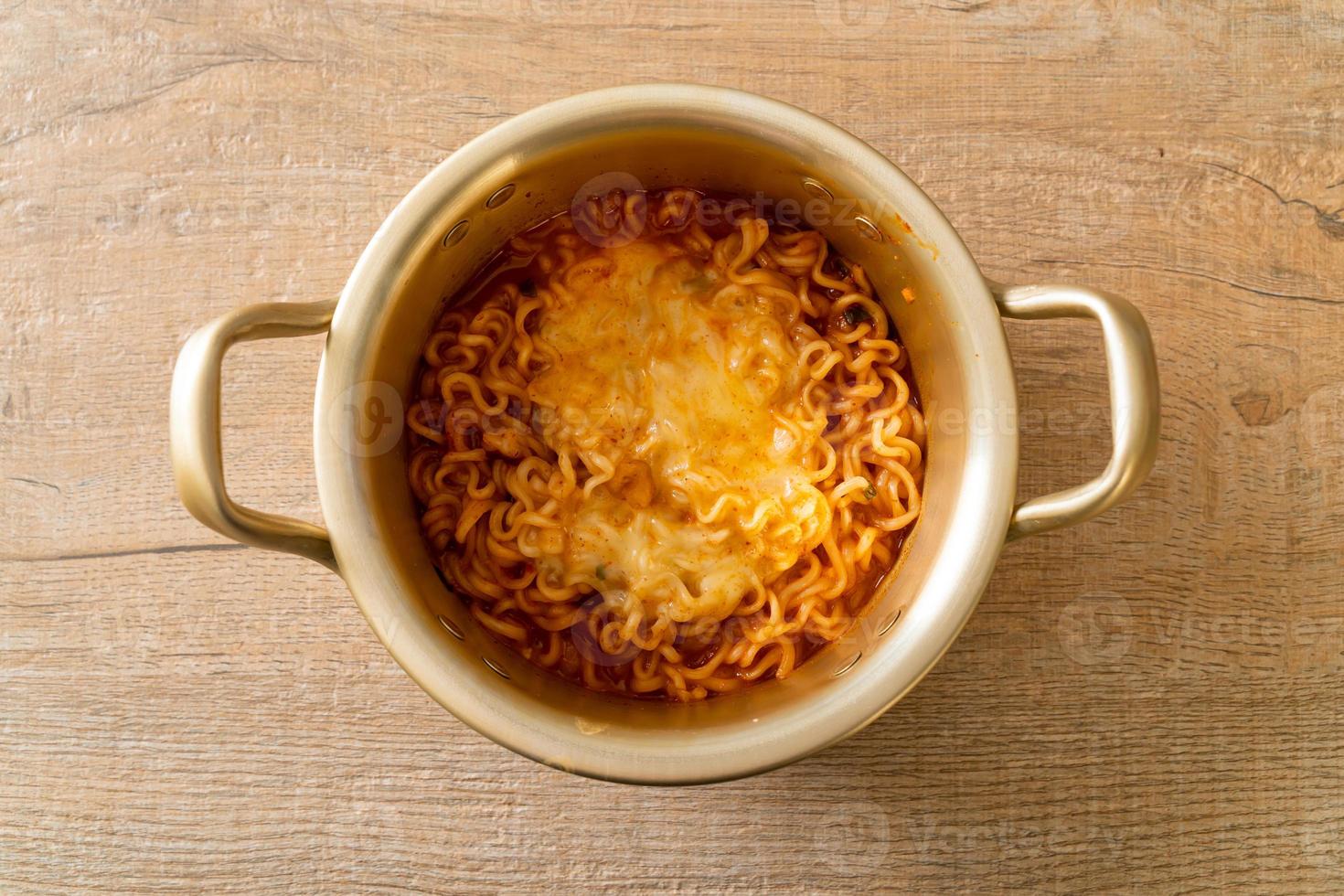 fideos instantáneos picantes coreanos con queso foto