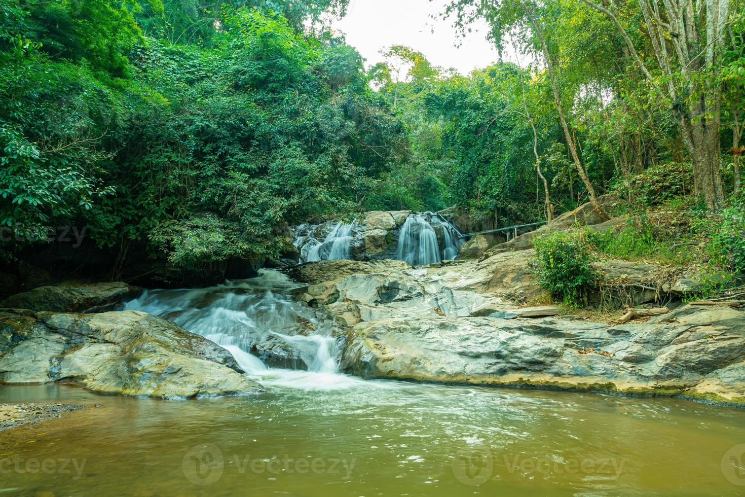 cascada de mae sa en tailandia foto