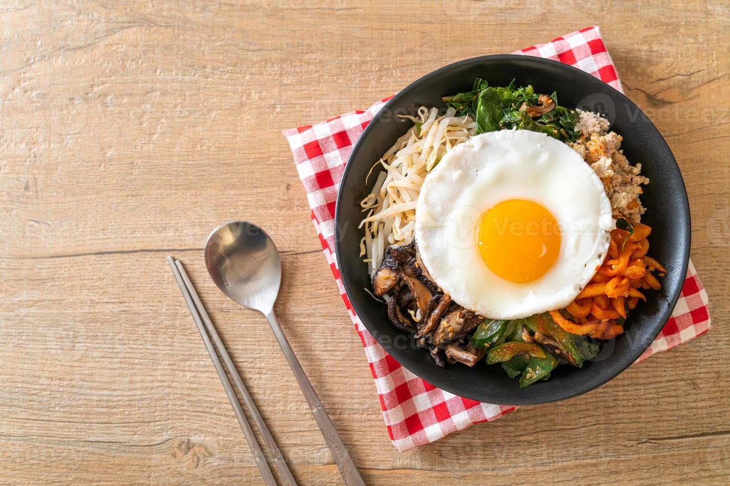 ensalada picante coreana con arroz - comida tradicional coreana, bibimbap foto