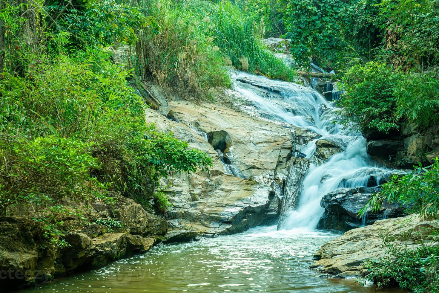 cascada de mae sa en tailandia foto