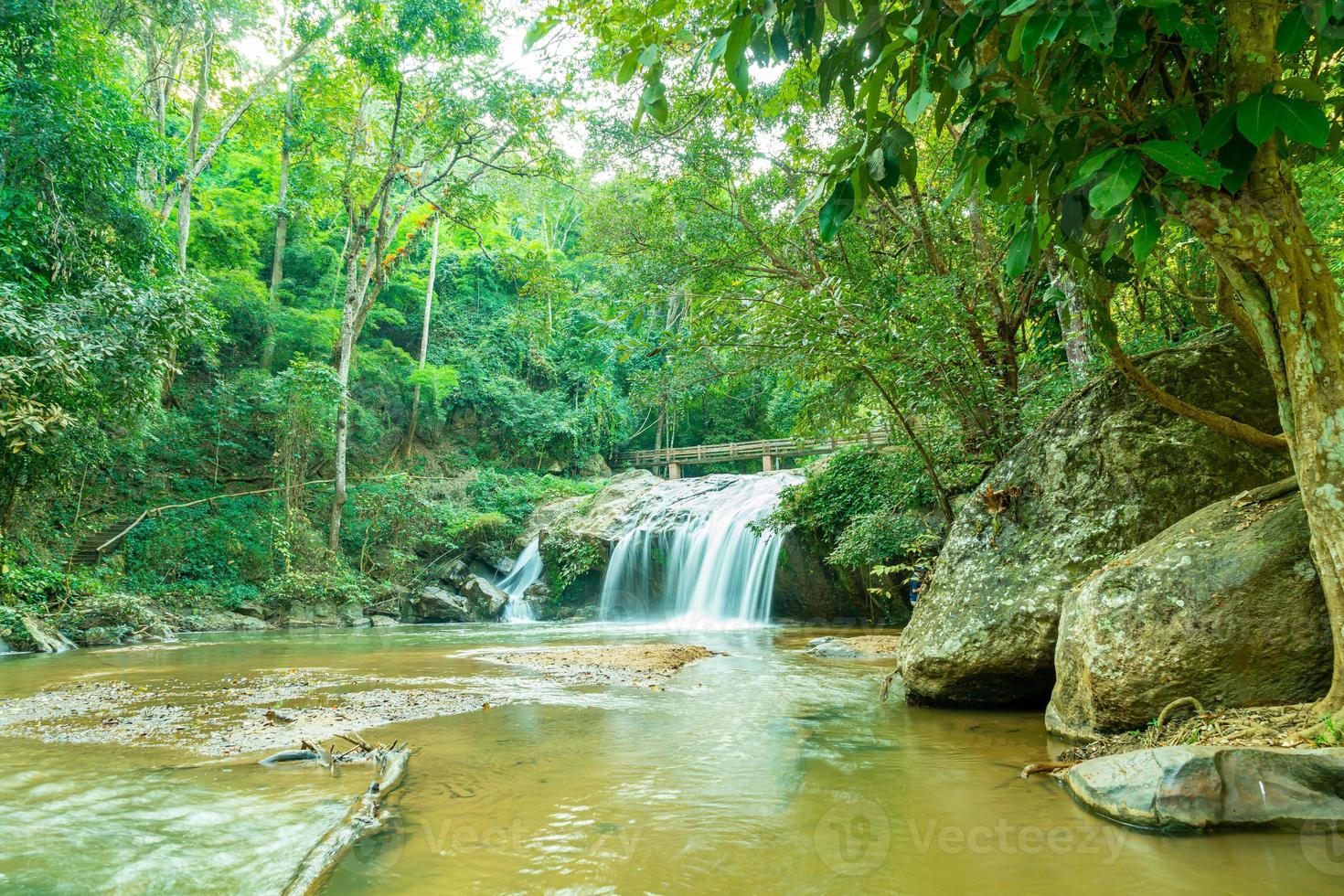 cascada de mae sa en tailandia foto