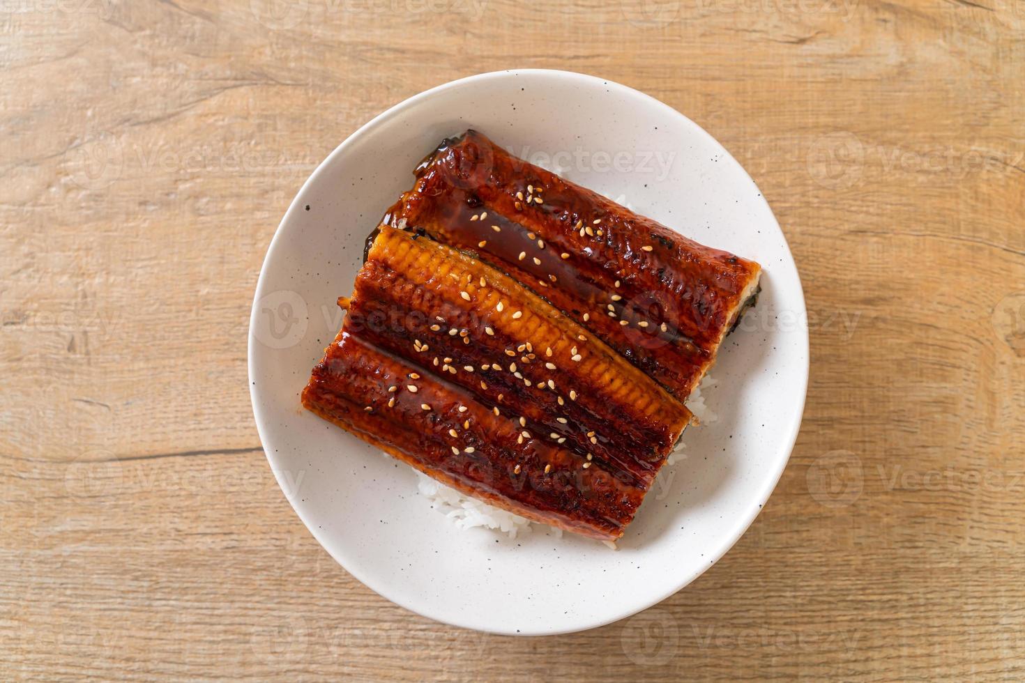 anguila japonesa a la plancha con cuenco de arroz o unagi don foto