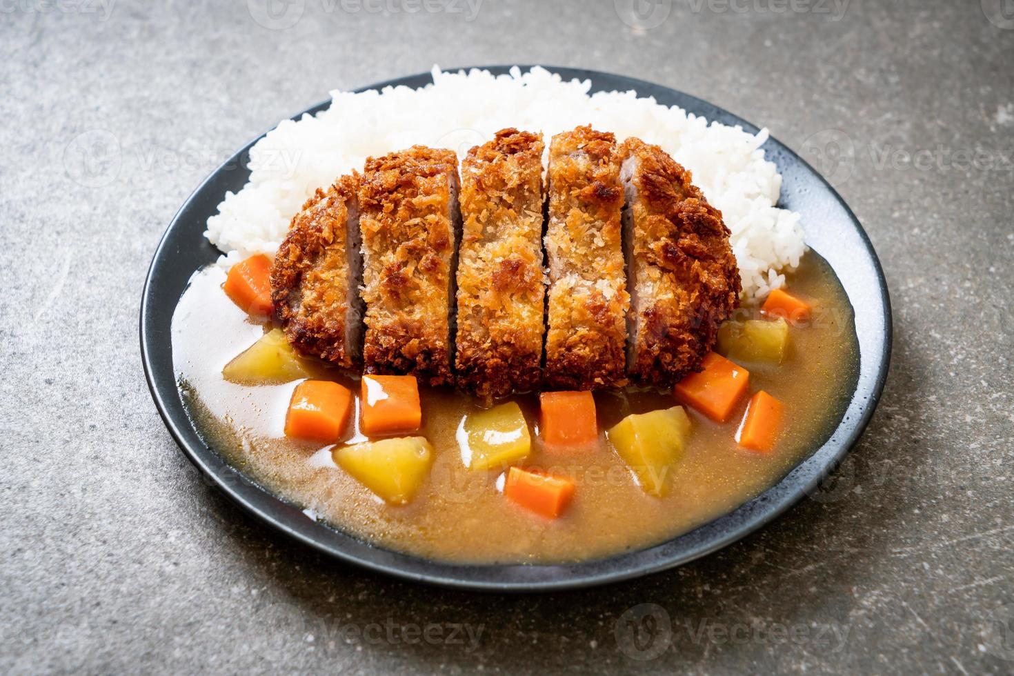 Chuleta de cerdo frita crujiente con curry y arroz foto