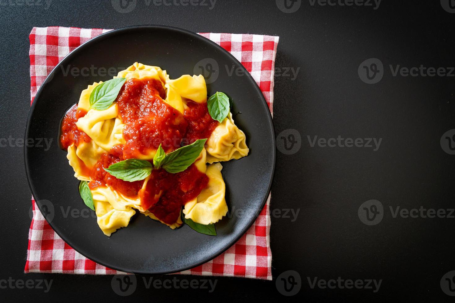 pasta tortellini italiano con salsa de tomate foto