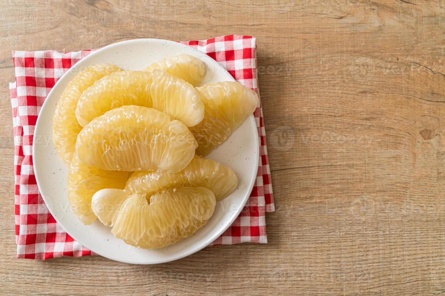 pomelo, pomelo o sábalo fresco y pelado foto