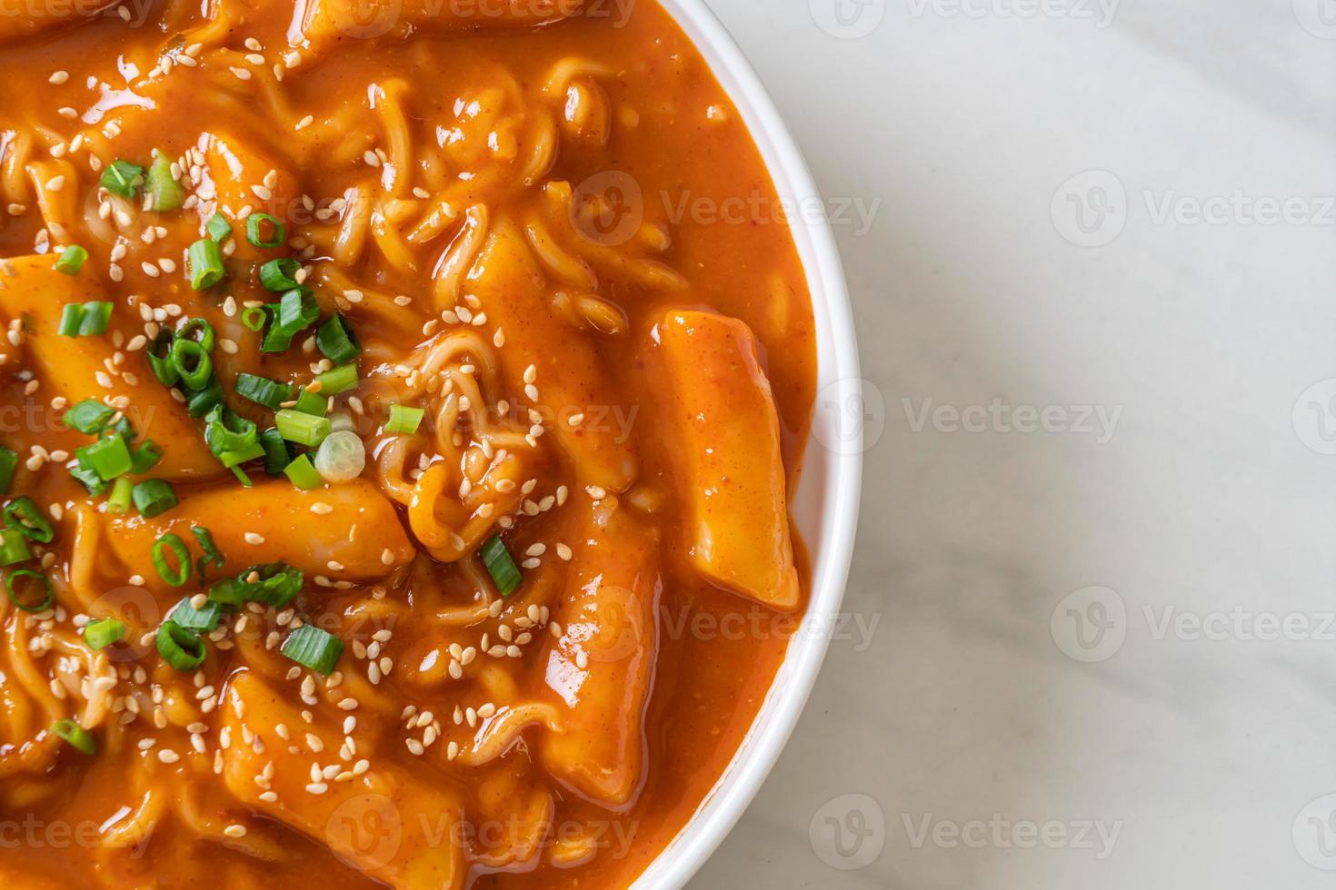 fideos instantáneos coreanos y tteokbokki en salsa picante coreana - rabokki foto