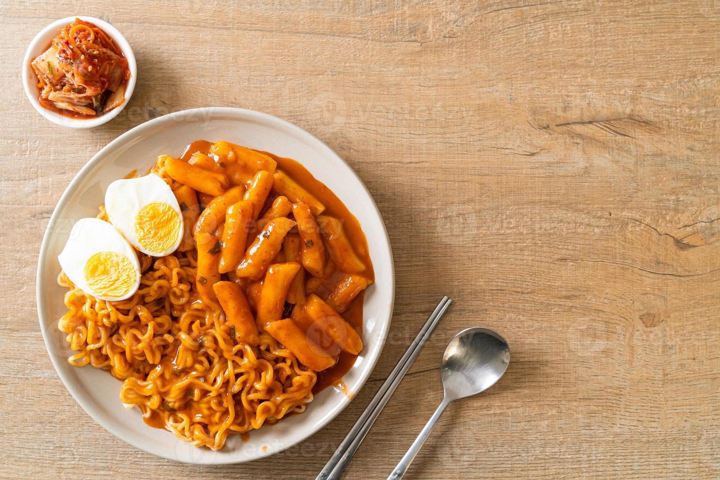 rabokki o ramen o fideos instantáneos coreanos y tteokbokki en salsa coreana picante foto