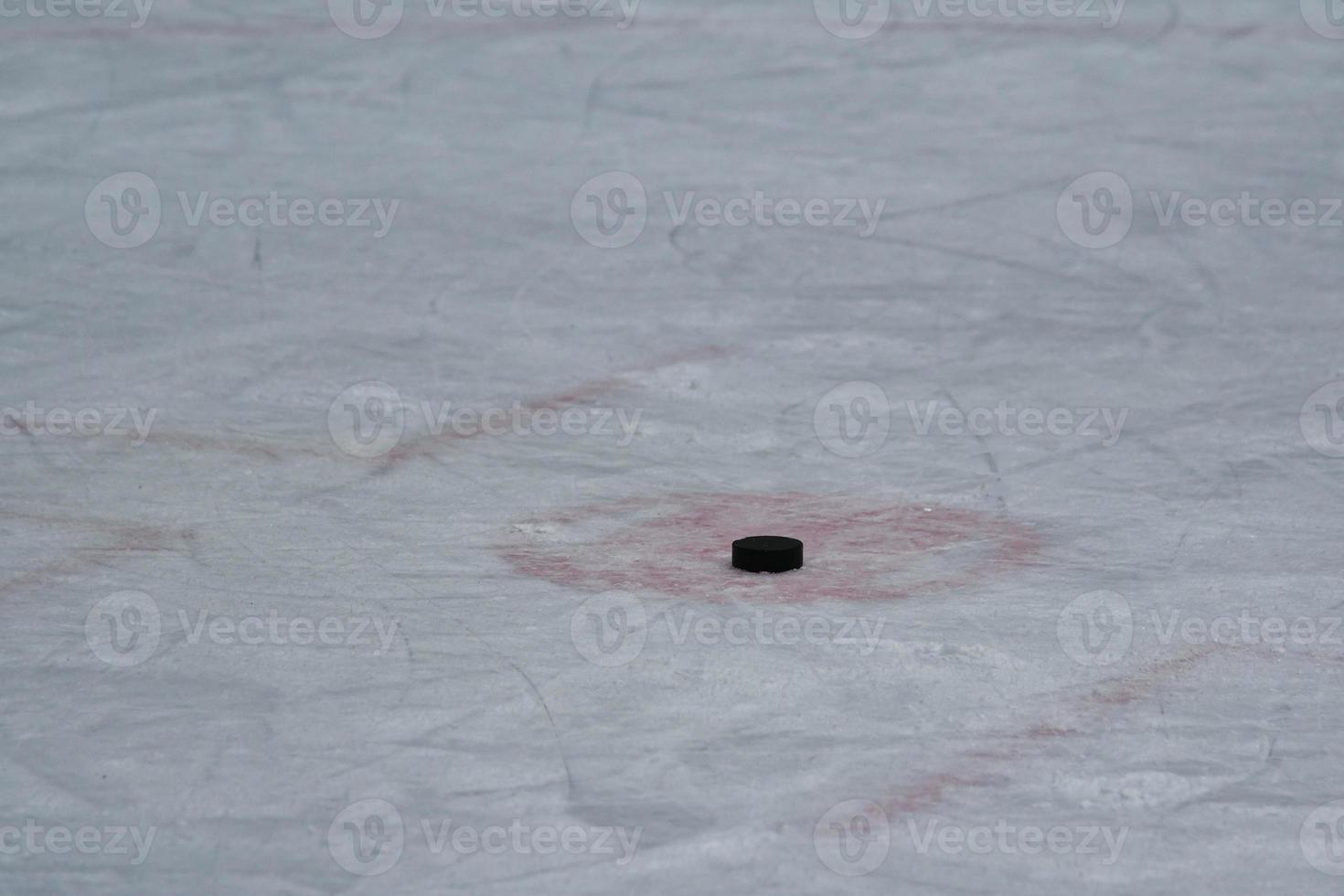 disco de hockey en el hielo foto