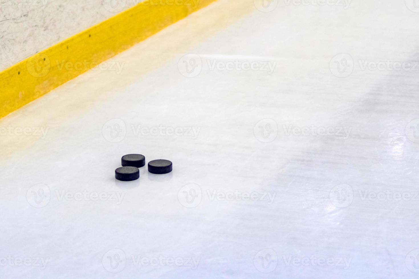 disco de hockey en el hielo foto