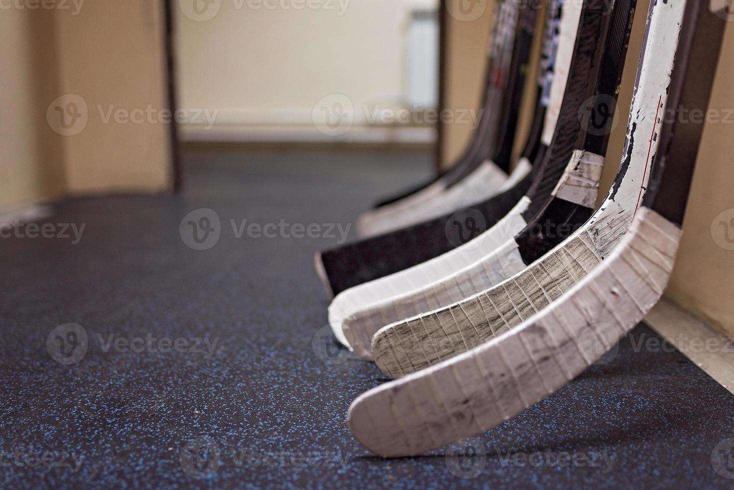 palos de hockey cerca del vestuario antes del juego foto