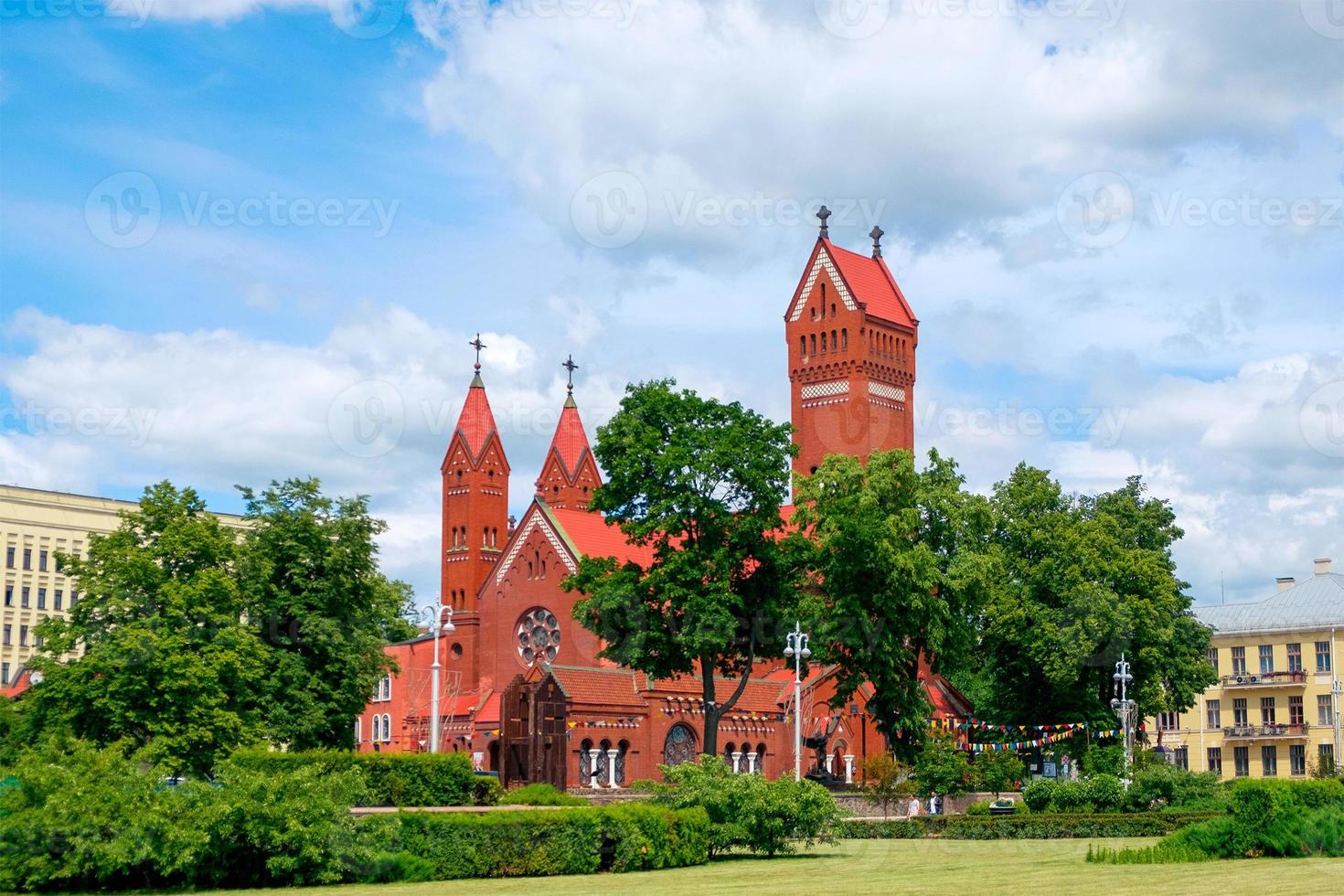 capilla católica st. simon y st. elena. iglesia roja en minsk, bielorrusia foto