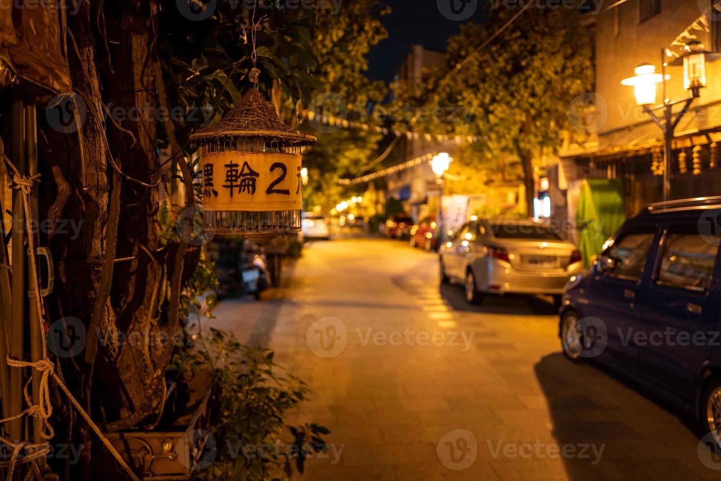 una lámpara en las calles de tainan en taiwán foto