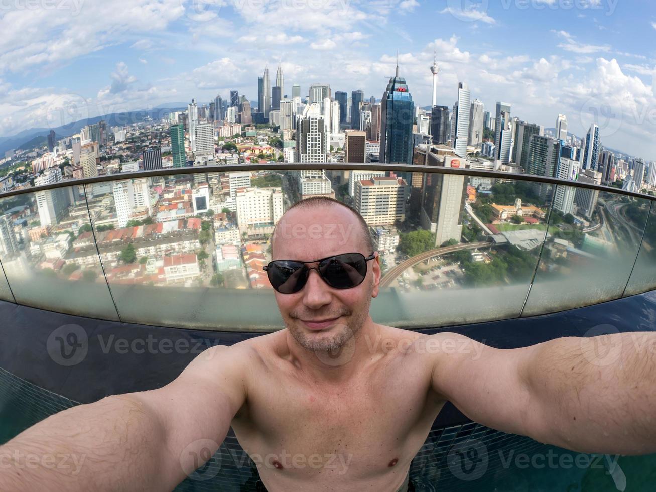 Selfie en el hombre con Kuala Lumpur en segundo plano. foto