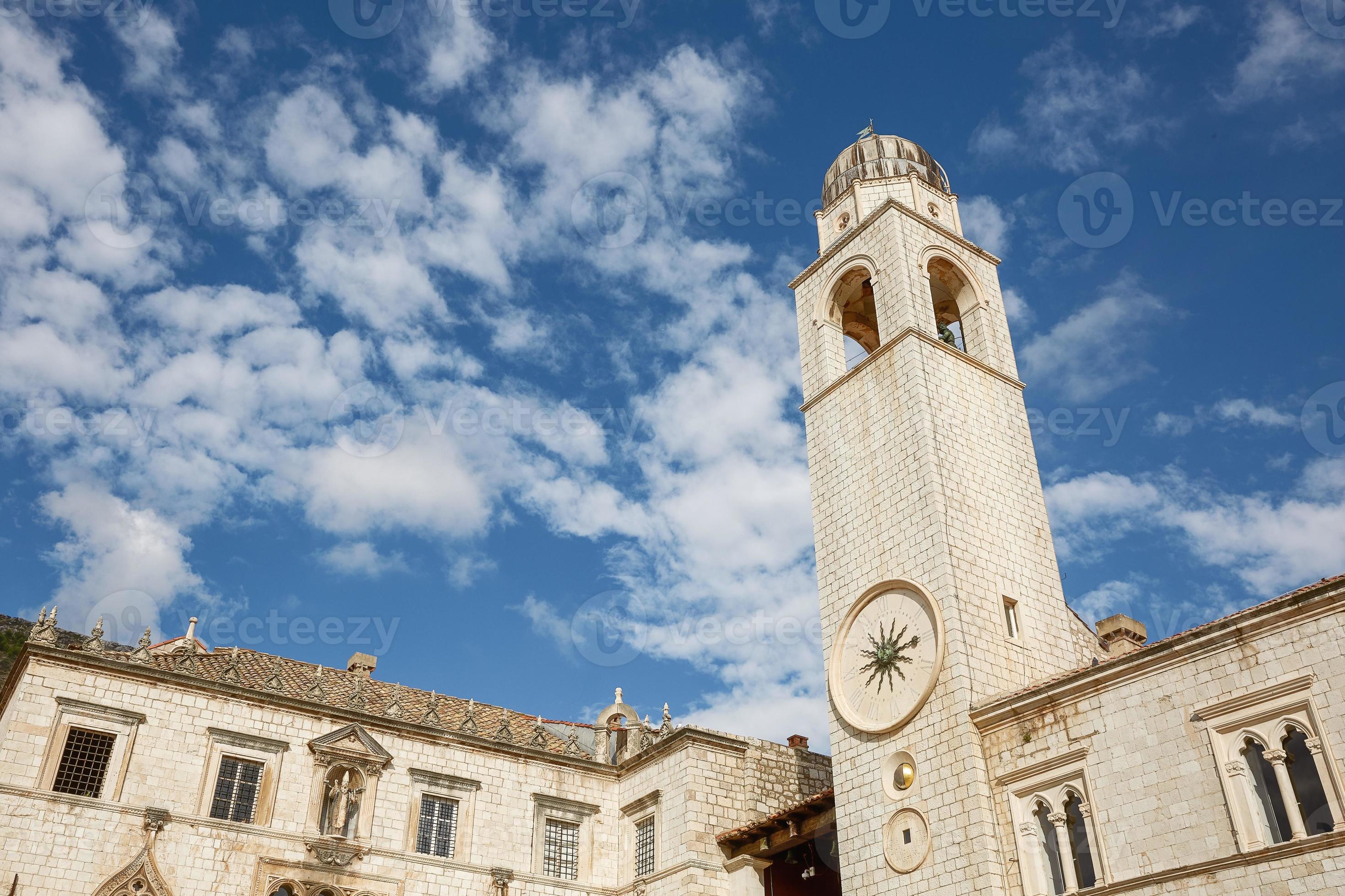 desarrollo de Disparates sacerdote Torre del reloj en el Stradun en el casco antiguo de Dubrovnik, Croacia  2707730 Foto de stock en Vecteezy