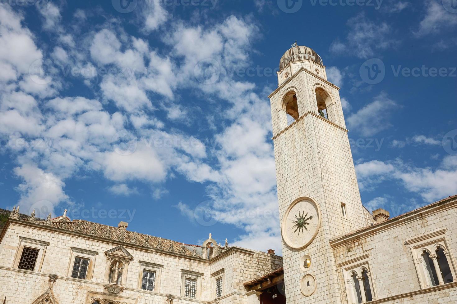 Torre del reloj en el Stradun en el casco antiguo de Dubrovnik, Croacia foto