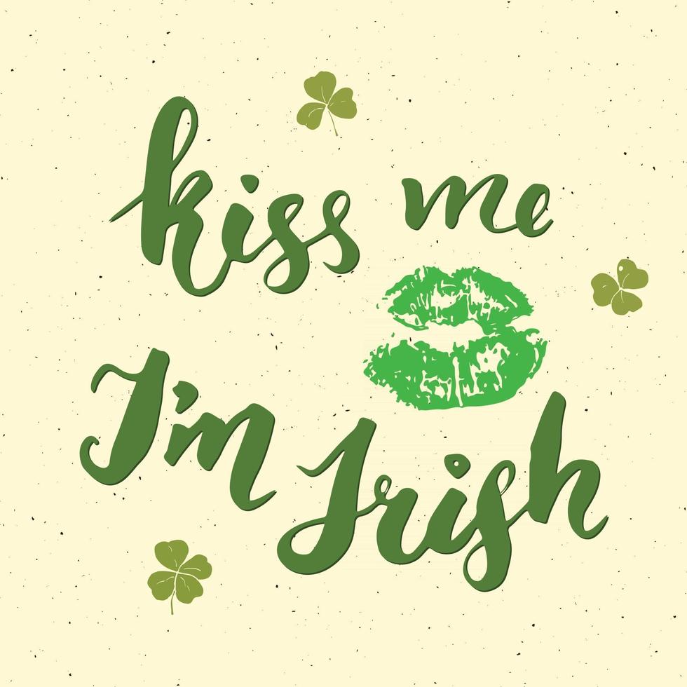 Bésame soy irlandés. Letras de la mano de la tarjeta de felicitación del día de San Patricio con labios y tréboles, ilustración de vector de signo caligráfico cepillado de vacaciones irlandesas.