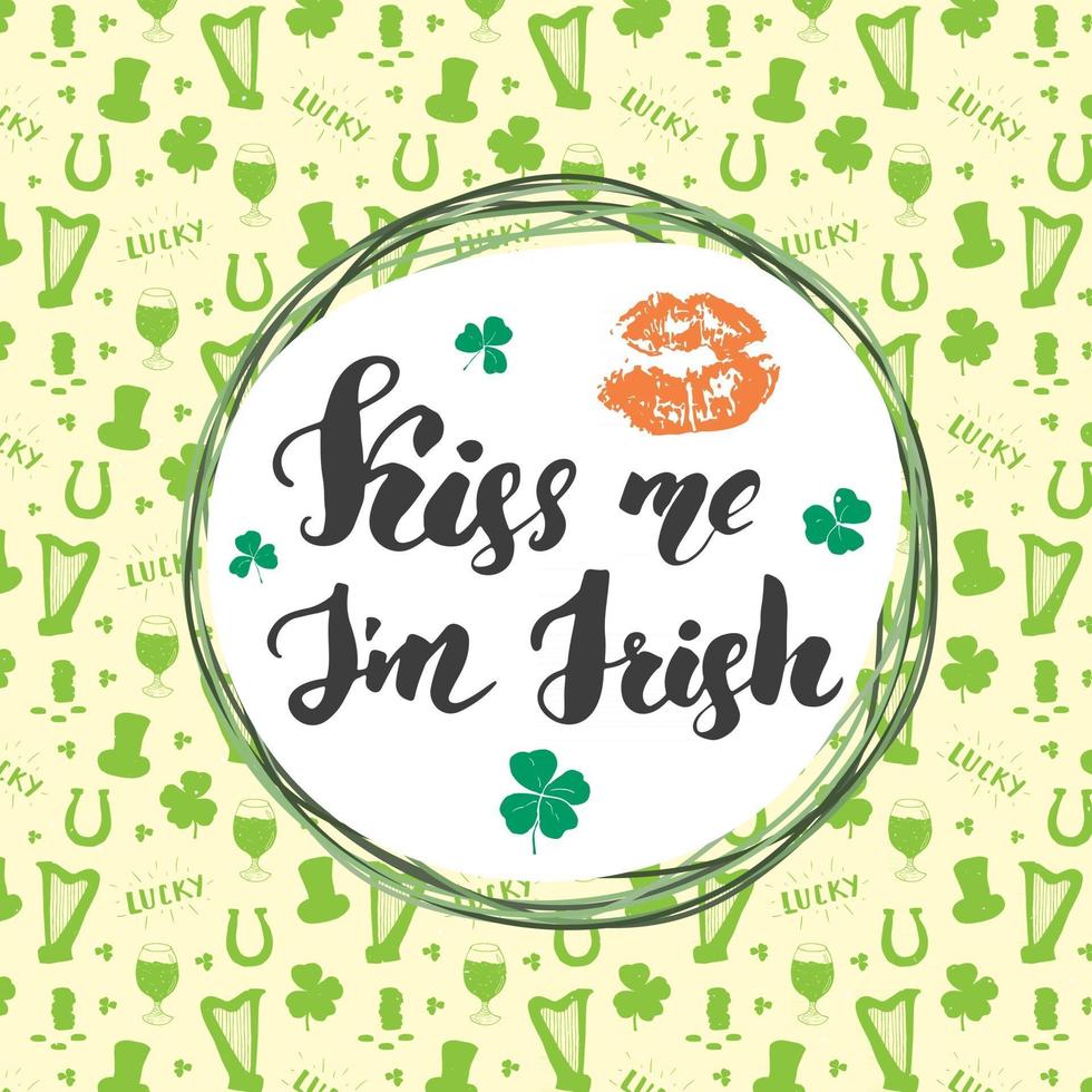 Bésame soy irlandés. Letras de la mano de la tarjeta de felicitación del día de San Patricio con labios y tréboles, ilustración de vector de signo caligráfico cepillado de vacaciones irlandesas.