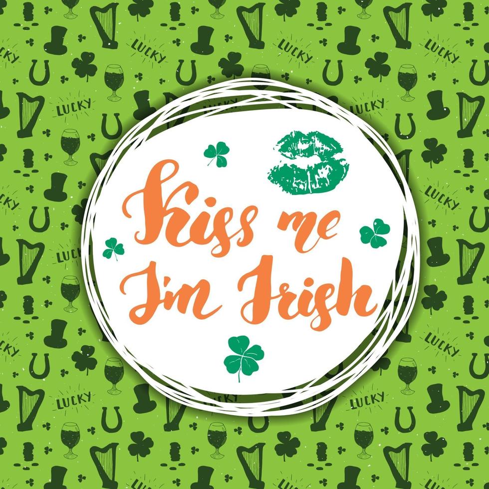 Bésame soy irlandés. Letras de la mano de la tarjeta de felicitación del día de San Patricio con labios y tréboles, ilustración de vector de signo caligráfico cepillado de vacaciones irlandesas.