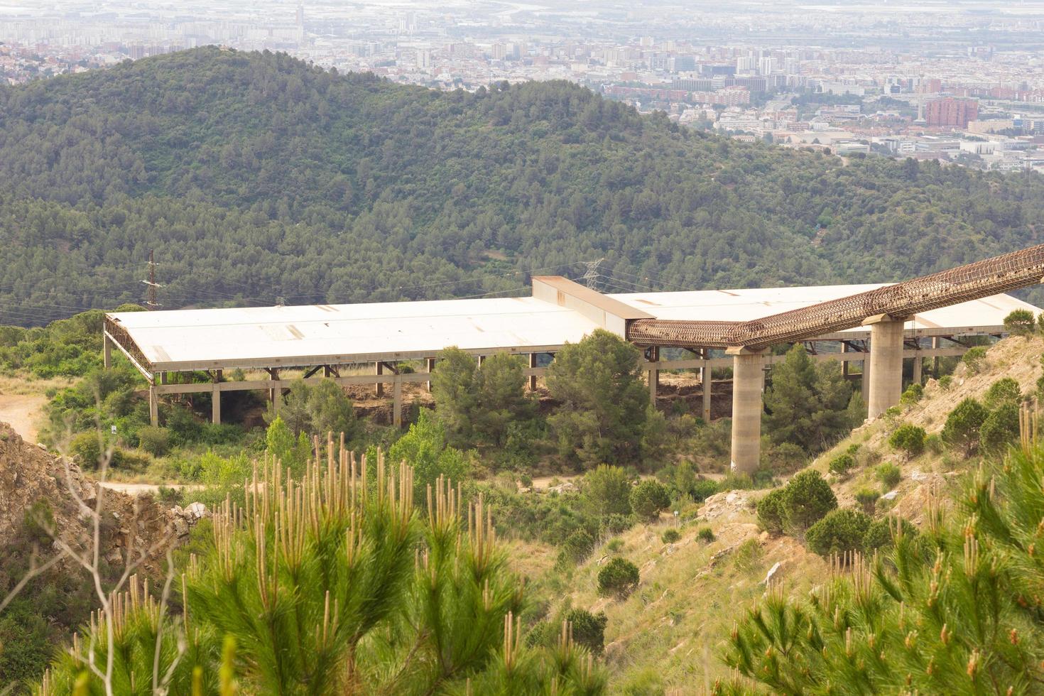 cinta transportadora de un kilómetro de longitud para el transporte de piedras desde la cantera hasta la planta foto