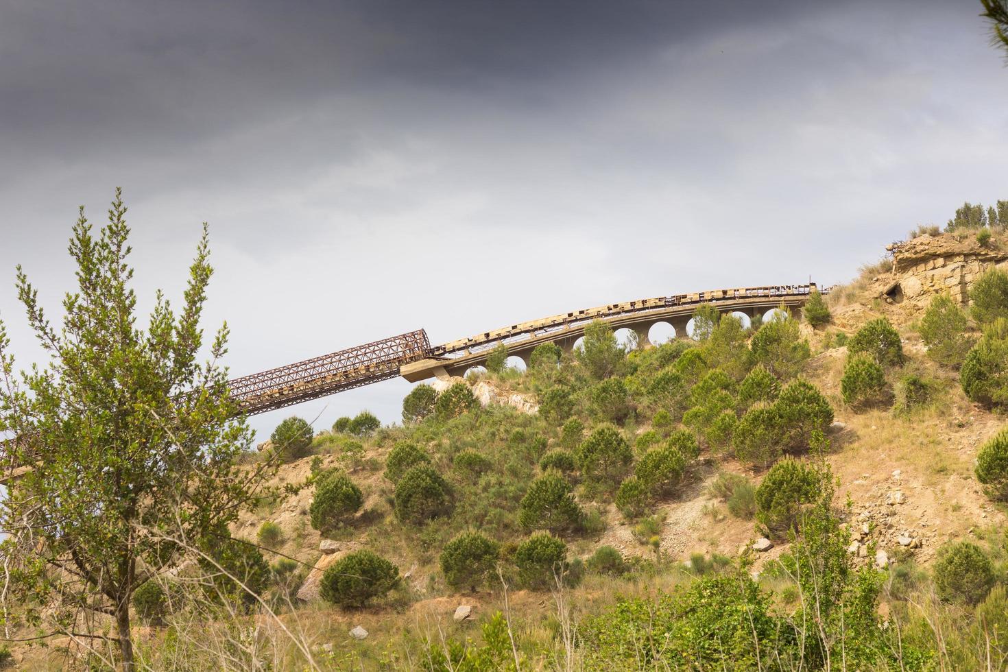 cinta transportadora de un kilómetro de longitud para el transporte de piedras desde la cantera hasta la planta foto