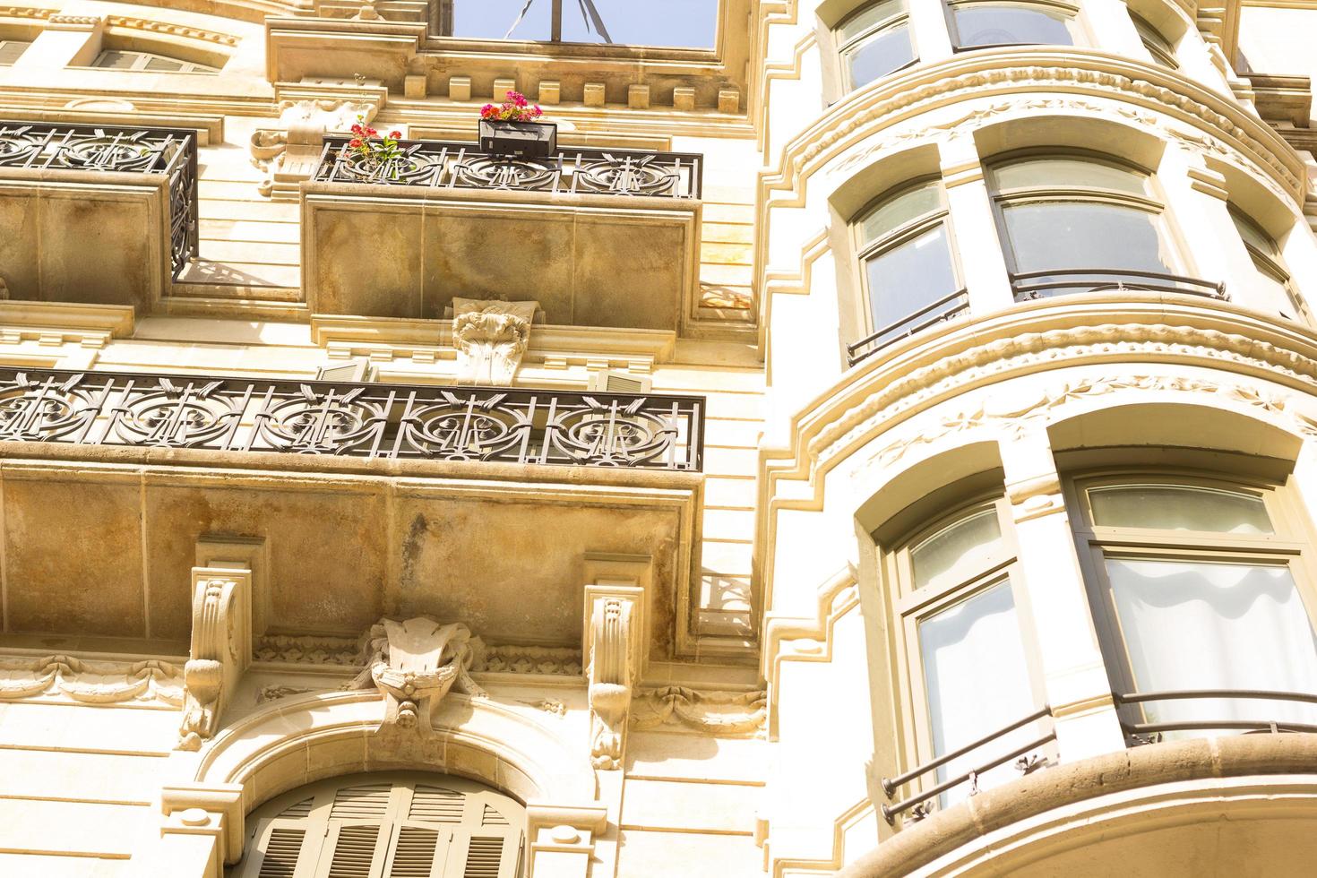 edificio y ventanas en el centro de barcelona foto