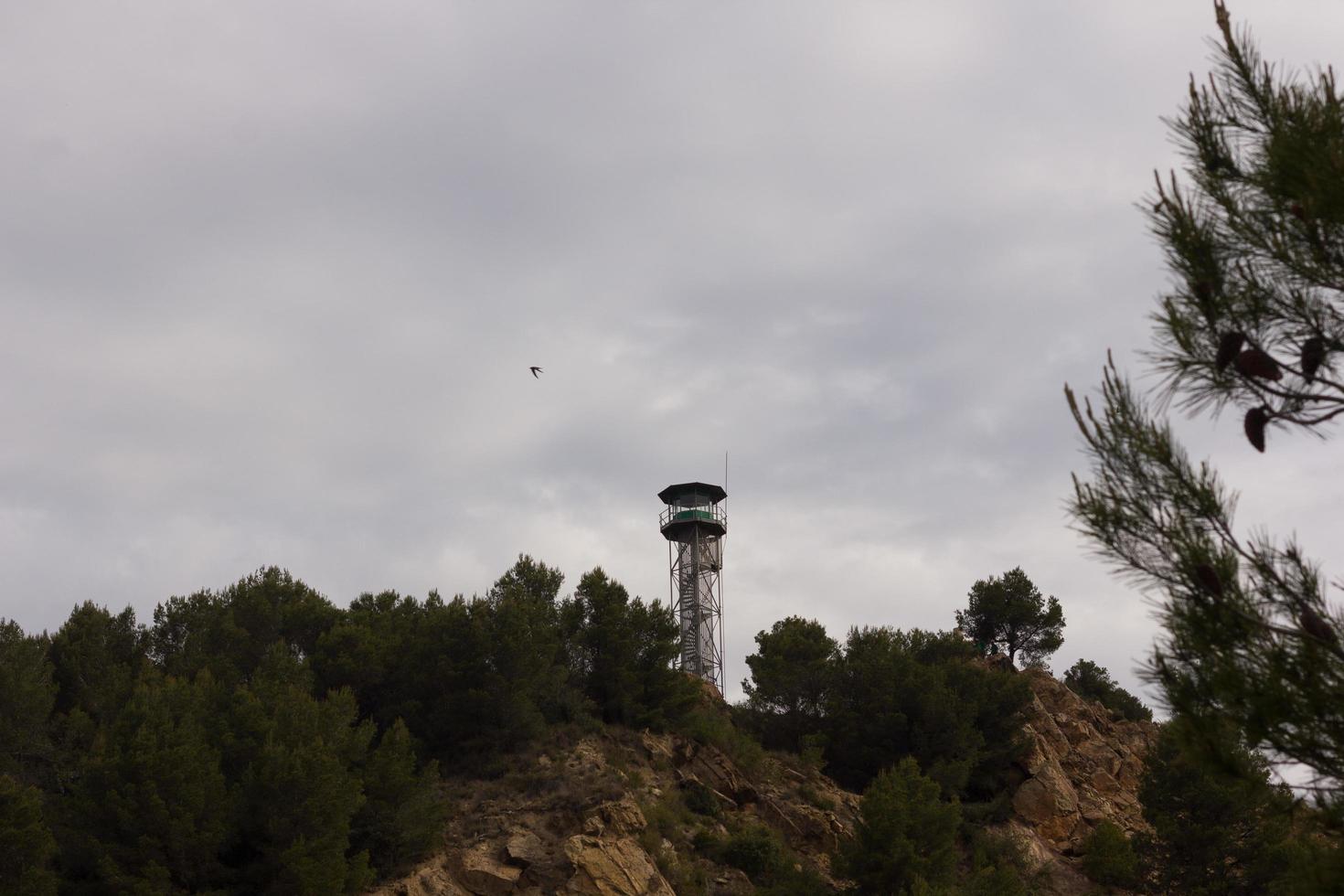 Atalaya contra incendios con guardia en la cabina. foto