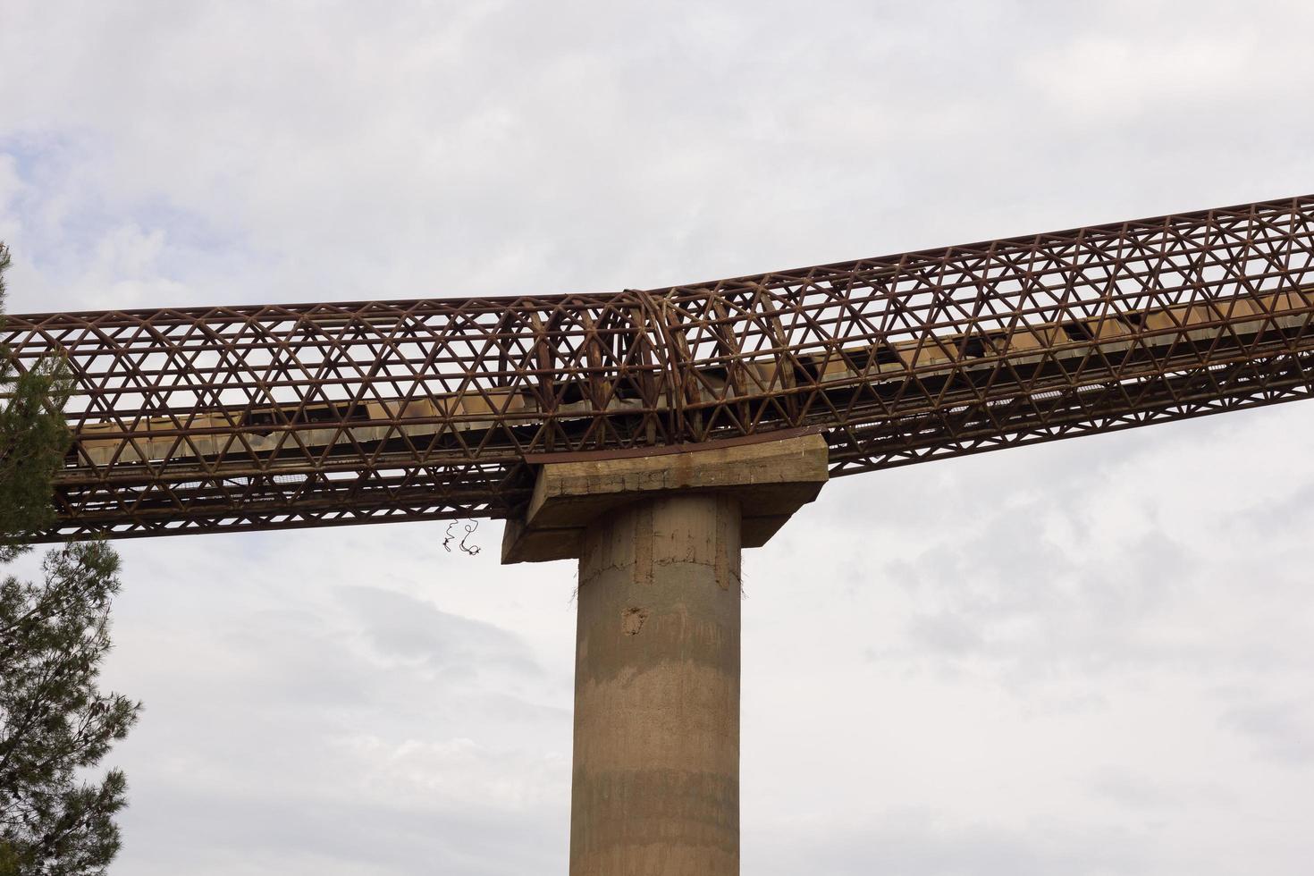 cinta transportadora de un kilómetro de longitud para el transporte de piedras desde la cantera hasta la planta foto