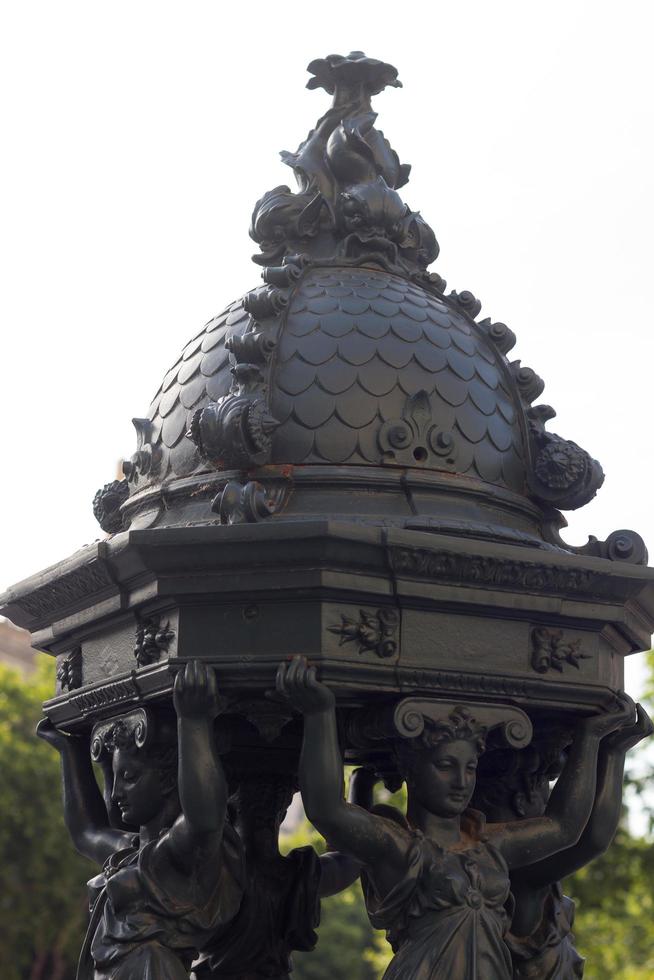 detalle de una antigua fuente en el centro de la ciudad de barcelona. foto